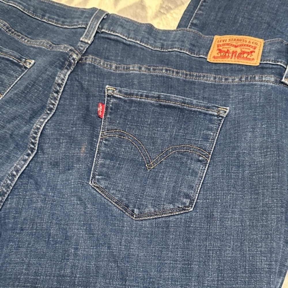 647. Levi's Women's Boot Cut Jeans - Classic Denim